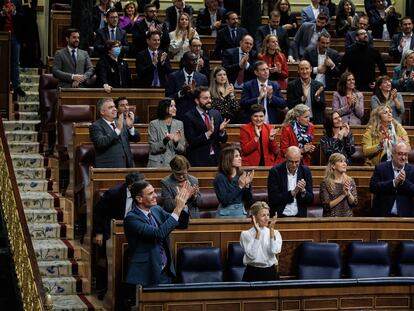 Varios diputados socialistas y miembros del Gobierno aplauden el pasado jueves en el Congreso tras la aprobación de los Presupuestos.