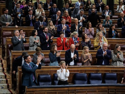 Pedro Sánchez y otros diputados aplauden en el Congreso tras la aprobación de los Presupuesto de 2023, el pasado 24 de noviembre.