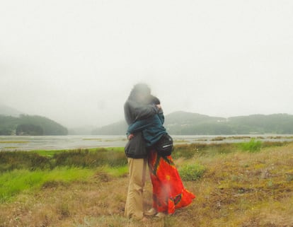 Una pareja se abraza frente a la Ría de Ortigueira.