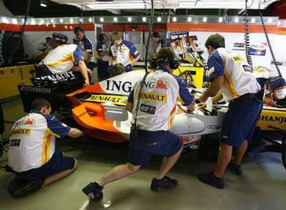 Ingenieros de Renault trabajan en uno de los coches de la escudería en el Gran Premio de España, en Montmeló, en mayo de 2007.
