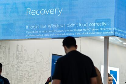 Pasajeros en el aeropuerto de Madrid-Barajas durante la caída del sistema de seguridad de Microsoft.