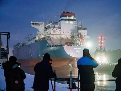 Momento de la llegada de la segunda regasificadora temporal flotante a Alemania, este viernes en el puerto de Lubmin (Mecklemburgo-Pomerania Occidental).