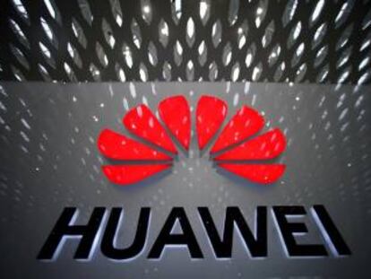 Logo de Huawei en el aeropuerto de Shenzhen, en China.