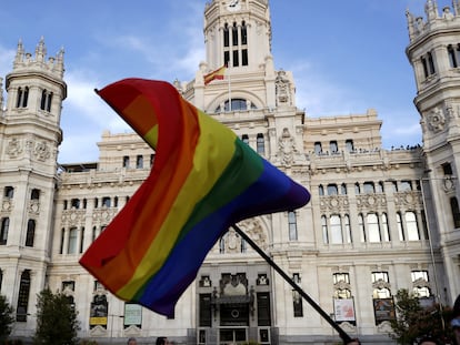 Una bandera LGTBI ondea frente al Ayuntamiento de Madrid, donde preside la bandera de España, durante la marcha del Orgullo en 2021.