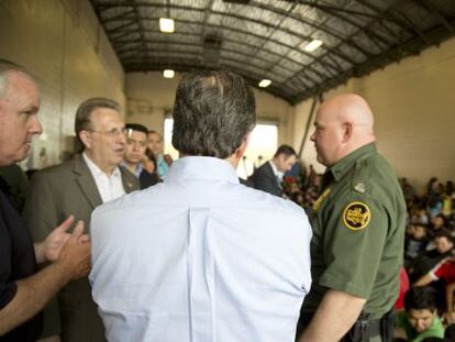 El embajador de EE UU en M&eacute;xico, Anthony Wayne (Izda.) y el secretario de Relaciones Exteriores mexicano, Jos&eacute; Antonio Meade (espaldas) durante su visita a las instalaciones en Texas.