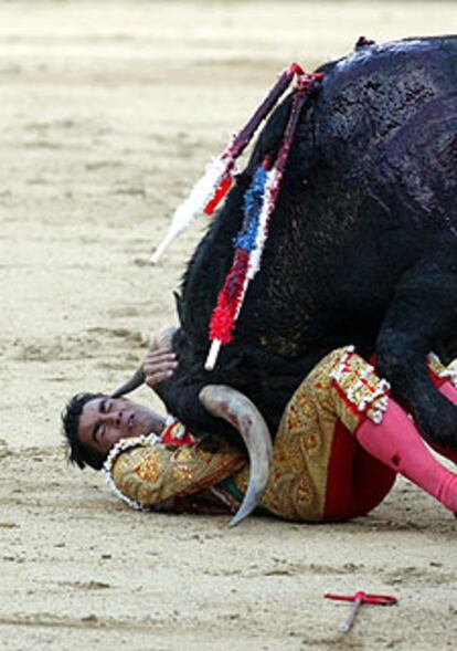 El tercer toro volteó sin consecuencias a López Chaves.