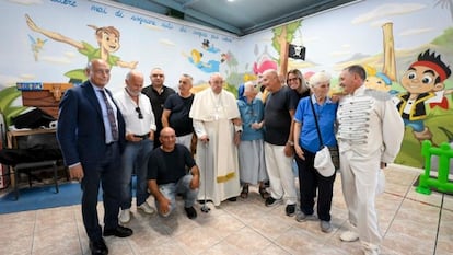 El Papa Francisco y Sor Geneviève (centro) se reunieron en un parque de atracciones con feriantes y artistas que son parte de un festival de verano en Ostia.