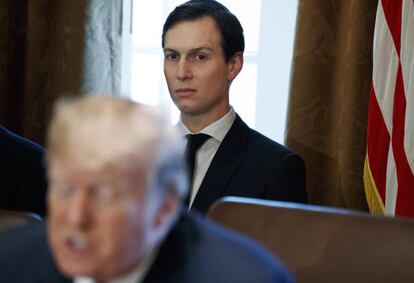 Kushner detrs de Trump, en un acto el pasado noviembre.