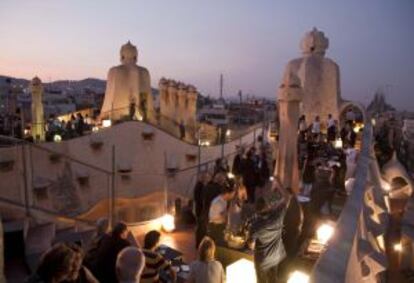 La terraza de la Pedrera durante la noche.