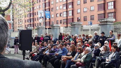 El público asiste al acto de restitución del nombre al colegio 14 de abril, en Pácifico, Madrid.