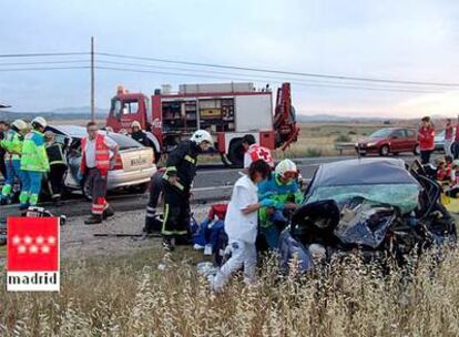 Los servicios de emergencia trabajan en el lugar del accidente.