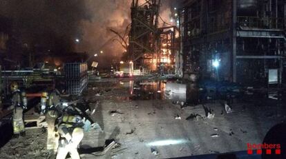 Bombers de la Generalitat trabajan en la extinción de un incendio en una empresa química de La Canonja (Tarragona).