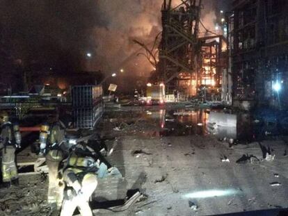 Bombers de la Generalitat trabajan en la extinción de un incendio en una empresa química de La Canonja (Tarragona).