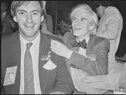 Andy Warhol (derecha), con el que fue su pareja, el ejecutivo Jon Gould.