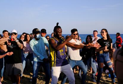 Decenas de personas bailan  sin respetar las normas anticovid en las playas del barrio de la Barceloneta