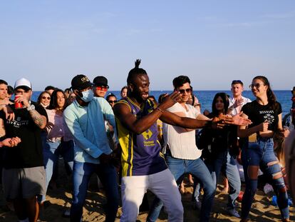 Decenas de personas bailan  sin respetar las normas anticovid en las playas del barrio de la Barceloneta