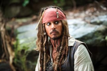 Johnny Depp, y sus largas rastas, interpretando a Jack Sparrow en 'Piratas del Caribe'.