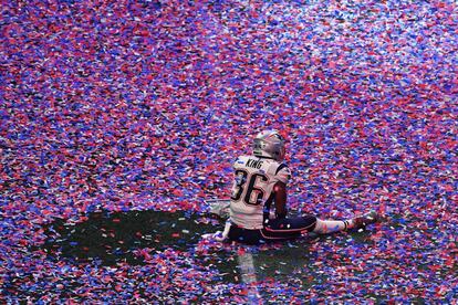 Brandon King, jugador de los New England Patriots, se sienta sobre el confeti durante la celebración del campeonato de la Super Bowl III tras vencer a los Rams de Los Ángeles, en el Mercedes-Benz Stadium en Atlanta (Georgia).