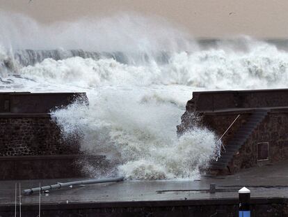 Rotura de uno de los diques del puerto de Bermeo (Bizkaia) por un temporal en 2014.