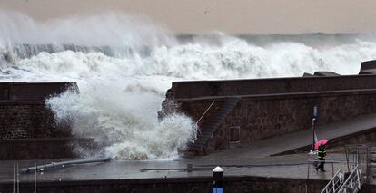 Rotura de uno de los diques del puerto de Bermeo (Bizkaia) por un temporal en 2014.