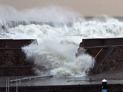 Rotura de uno de los diques del puerto de Bermeo (Bizkaia) por un temporal en 2014.