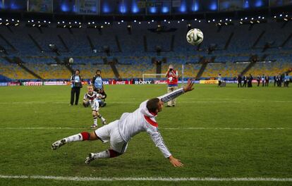 El jugador de la selección alemana Lukas Podolski juega con su hijo Louis Gabriel Podolski tras el partido