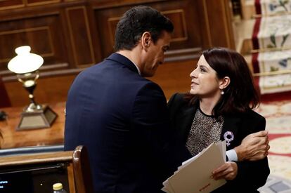 La portavoz del PSOE, Adriana Lastra, recibe la felicitación del candidato a la Presidencia del Gobierno, Pedro Sánchez, tras su intervención.