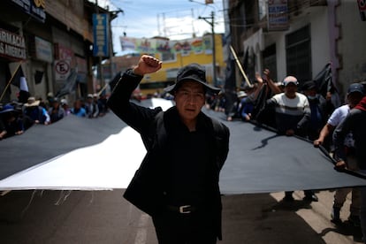 En el sur de Perú, en las ciudad de Juliaca, cercana al lago Titicaca y la frontera con Bolivia, arrecian las protestas contra el mandato de Dina Boluarte. Este miércoles en Juliaca, personas marchan con una bandera peruana en blanco y negro en una procesión funeraria para los manifestantes que han muerto en los enfrentamientos con la policía.
