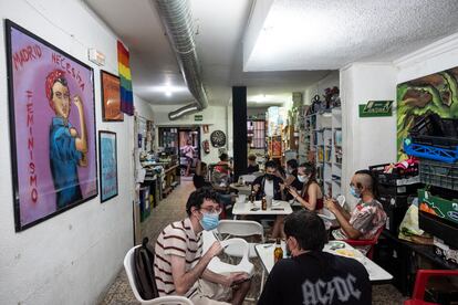 Ambiente en el interior del espacio autogestionado La Piluka, del Barrio del Pilar, durante una reunión vecinal para iniciar el verano.