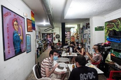 Ambiente en el interior del espacio autogestionado La Piluka, del Barrio del Pilar, durante una reunión vecinal para iniciar el verano.
