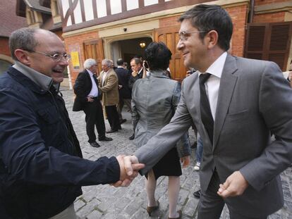 El <i>lehendakari,</i> Patxi López (derecha), saluda al alcalde de San Sebastián, Juan Carlos Izagirre, en la capital donostiarra.