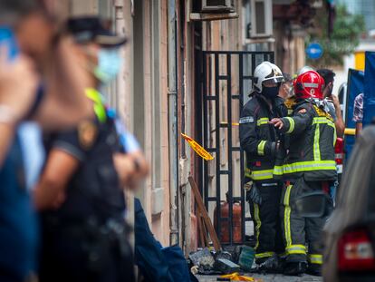 Los bomberos intervienen en un incendio del barrio de la Barceloneta, en la capital catalana.