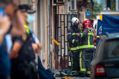 Los bomberos intervienen en un incendio del barrio de la Barceloneta, en la capital catalana.