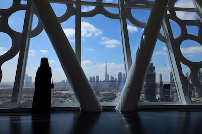 Una turista contempla una vista del centro de Dubai este febrero de 2021.