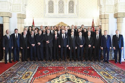 Fotografía facilitada por la agencia oficial marroquí MAP del rey Mohamed VI de Marruecos posando en el Palacio Real de Rabat, junto a los componentes de su nuevo Gobierno.
