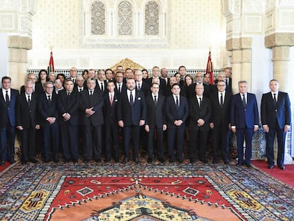 Fotografía facilitada por la agencia oficial marroquí MAP del rey Mohamed VI de Marruecos posando en el Palacio Real de Rabat, junto a los componentes de su nuevo Gobierno.