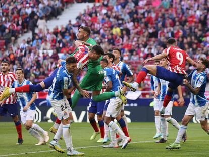 Atletico Madrid's Uruguayan defender Jose Gimenez (C,L) vies with Espanyol's French goalkeeper Benjamin Lecompte (C,R) during the Spanish league football match between Club Atletico de Madrid and RCD Espanyol at the Wanda Metropolitano stadium in Madrid on November 6, 2022. (Photo by THOMAS COEX / AFP)