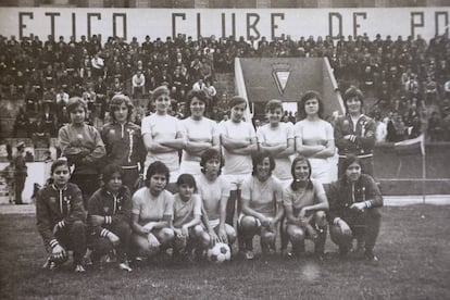 Pilar Rivas, la tercera empezando por la derecha, en la fila de abajo, con su equipo de fútbol en Fuengirola, en 1971.