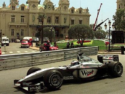 Un coche pasa ante el casino de Montecarlo en una edición de la carrera de fórmula 1.