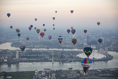 Globos aeroestáticos sobrevuelan la ciudad de Londres durante un acto para recaudar fondos.