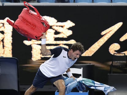 Carreño lanza su raquetero tras perder contra Nishikori.