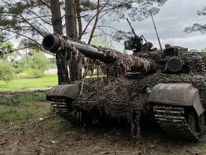 La 92ª brigada de tanques se prepara para el frente en un lugar no revelado cerca del pueblo de Kivsharivka, en la región ucrania de Járkov, el 10 de mayo de 2023.