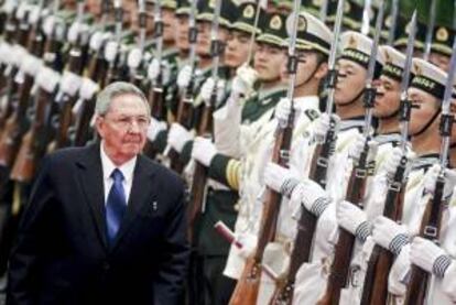 El presidente de Cuba, Raul Castro pasa revista a la guardia de honor durante una ceremonia de bienvenida en el Gran Palacio del Pueblo en Pekín, China.