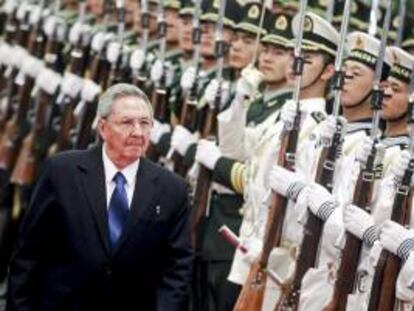 El presidente de Cuba, Raul Castro pasa revista a la guardia de honor durante una ceremonia de bienvenida en el Gran Palacio del Pueblo en Pekín, China.