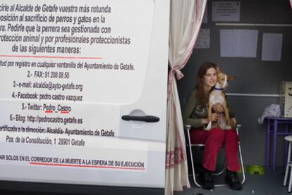 Beatriz Menchén in the van where she has been observing a hunger strike in protest at what she considers a high death rate at the Getafe shelter.