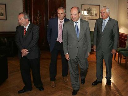 Manuel Chaves, en una reunión con Santiago Herrero y los secretarios andaluces de UGT y CC OO.