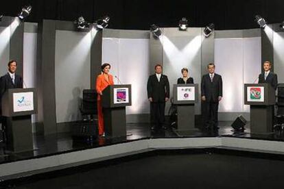 De izquierda a derecha, Roberto Campa (NA), Patricia Mercado (AAS), los tres moderadores del debate, Roberto Madrazo (PRI), Felipe Calderón (PAN) y Andrés Manuel López Obrador (PRD).