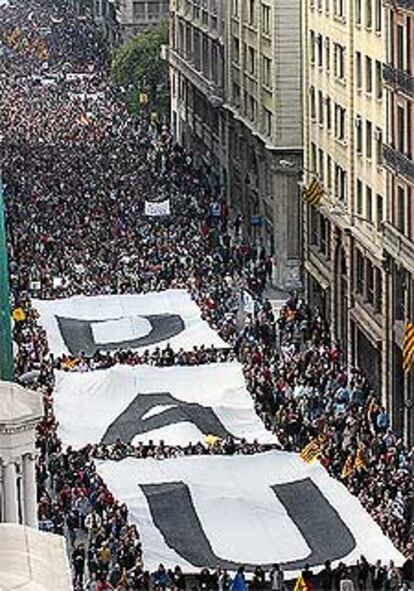 Miles de manifestantes en la Via Laietana, en Barcelona.