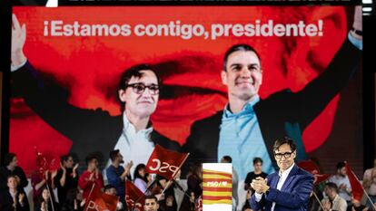 Salvador Illa, en el acto de inicio de campaña del PSC el jueves en Sabadell, ante una imagen suya con Pedro Sánchez.