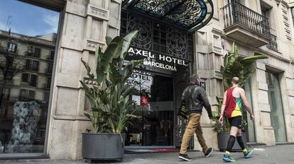 Fachada del hotel Axel en Barcelona, especializado en turismo gay.